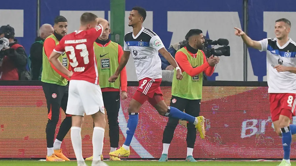 Hamburgs-Robert-Glatzel-M-jubelt-nach-seinem-Treffer-zum-1-0