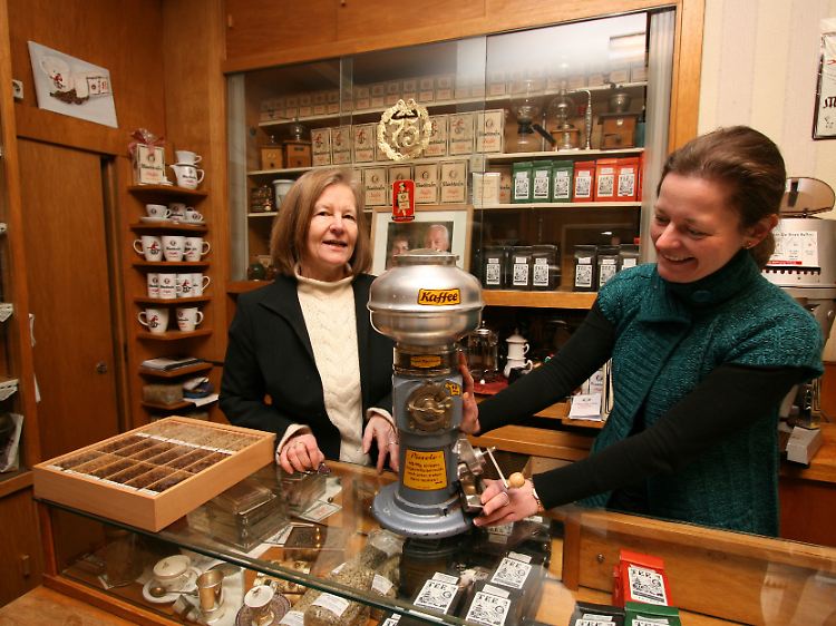 Ilse Münchhausen-Prüße (l) führt die 1935 gegründete Kaffeemanufaktur im Stephani-Viertel zusammen mit ihrer Tochter Natalie.