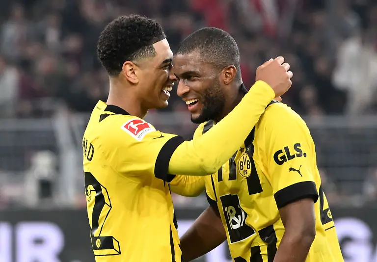 Dortmunds-Jude-Bellingham-l-gratuliert-Anthony-Modeste-zum-spaeten-Ausgleich-gegen-die-Bayern