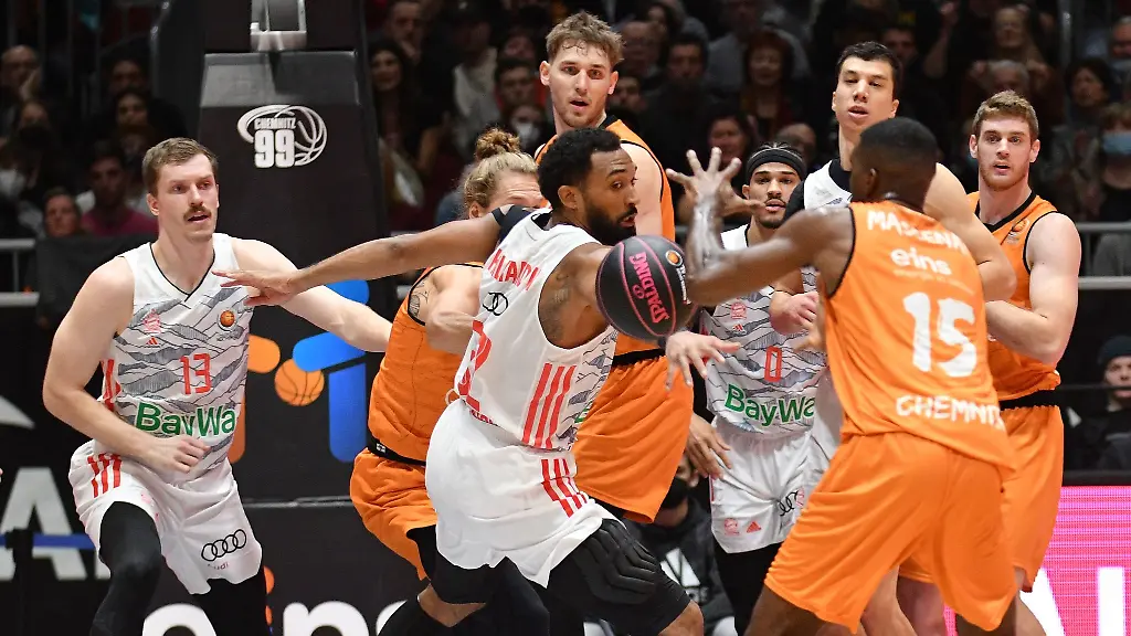 Muenchens-Darrun-Hilliard-M-und-Frantz-Massenat-r-von-Chemnitz-kaempfen-um-den-Ball