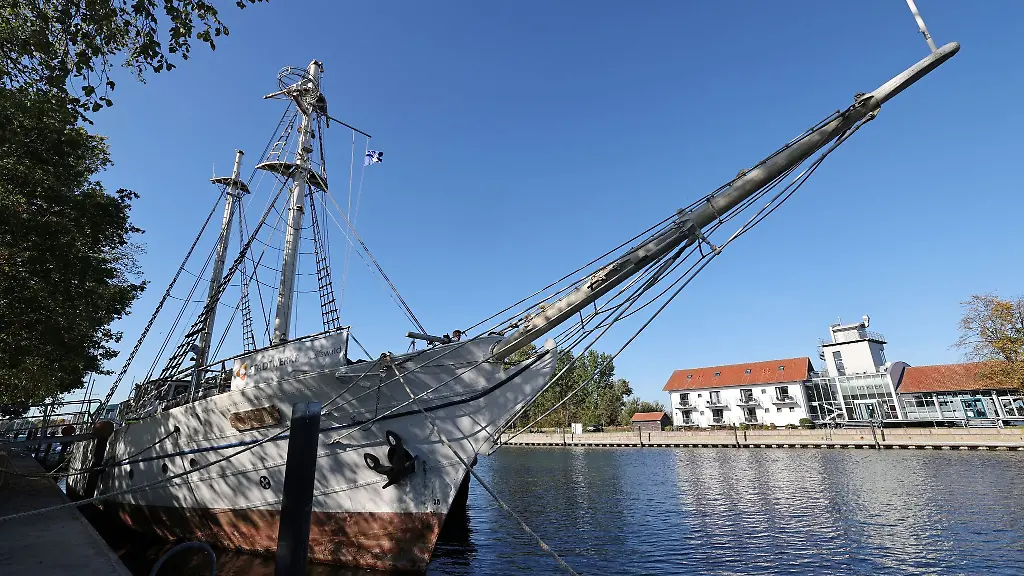Das-Segelschulschiff-Greif-an-seinem-angestammten-Liegeplatz-an-der-Ryck