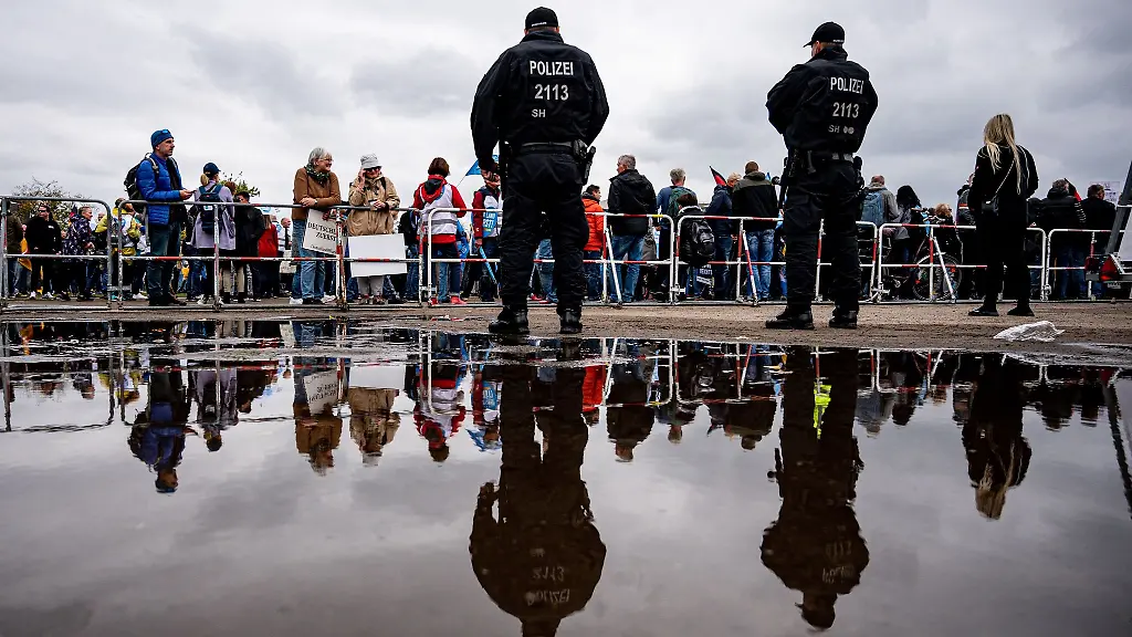 Teilnehmer-demonstrieren-mit-der-AfD
