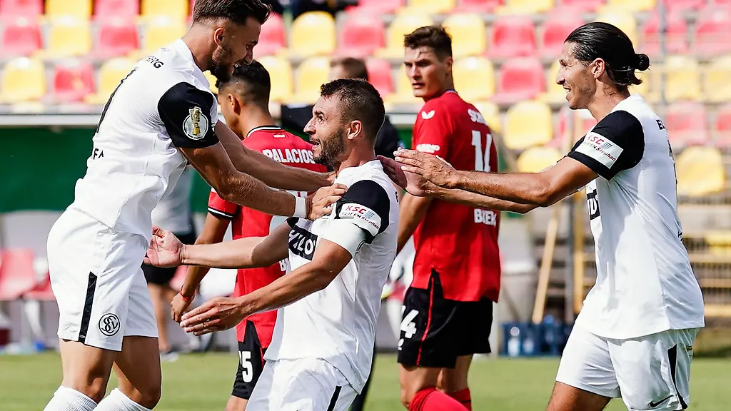 Torschuetze-Kevin-Conrad-M-von-Elversberg-jubelt-mit-Valdrin-Mustafa-l-und-Marcel-Correia