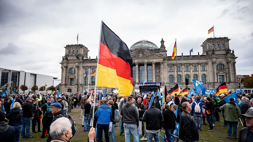 Eine-Demo-der-AfD-findet-vor-dem-Reichstagsgebaeude-statt