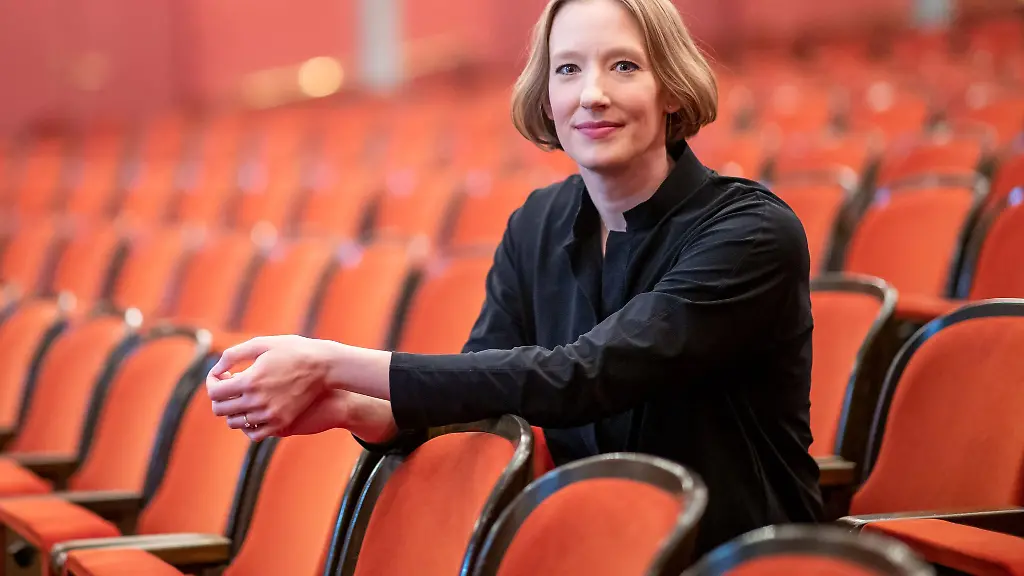 Dirigentin-Joana-Mallwitz-sitzt-im-Opernhaus-des-Staatstheaters-Nuernberg-im-Zuschauerbereich