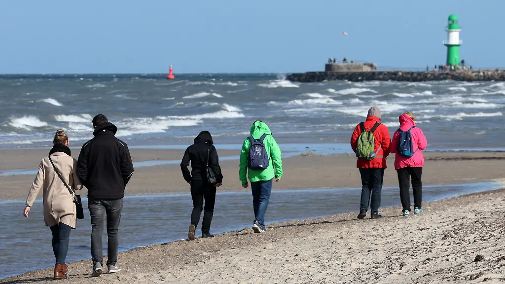 Besucher-sind-am-Ostseestrand-unterwegs