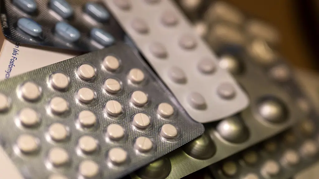 Diverse-Medikamentenpackungen-liegen-auf-einem-Tisch-in-einer-Apotheke