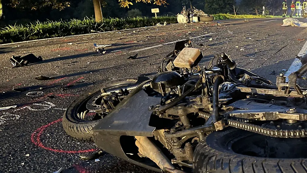 Nach-einem-Unfall-liegen-zwei-schwer-beschaedigte-Motorraeder-auf-der-B463-auf-der-Strasse