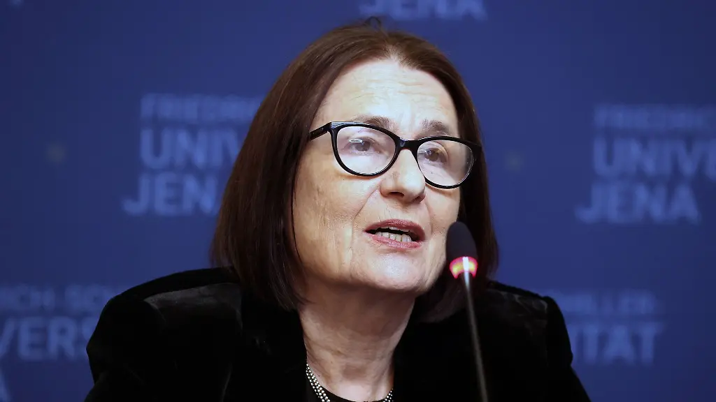 Irina-Scherbakowa-sitzt-bei-einer-Pressekonferenz-in-der-Friedrich-Schiller-Universitaet
