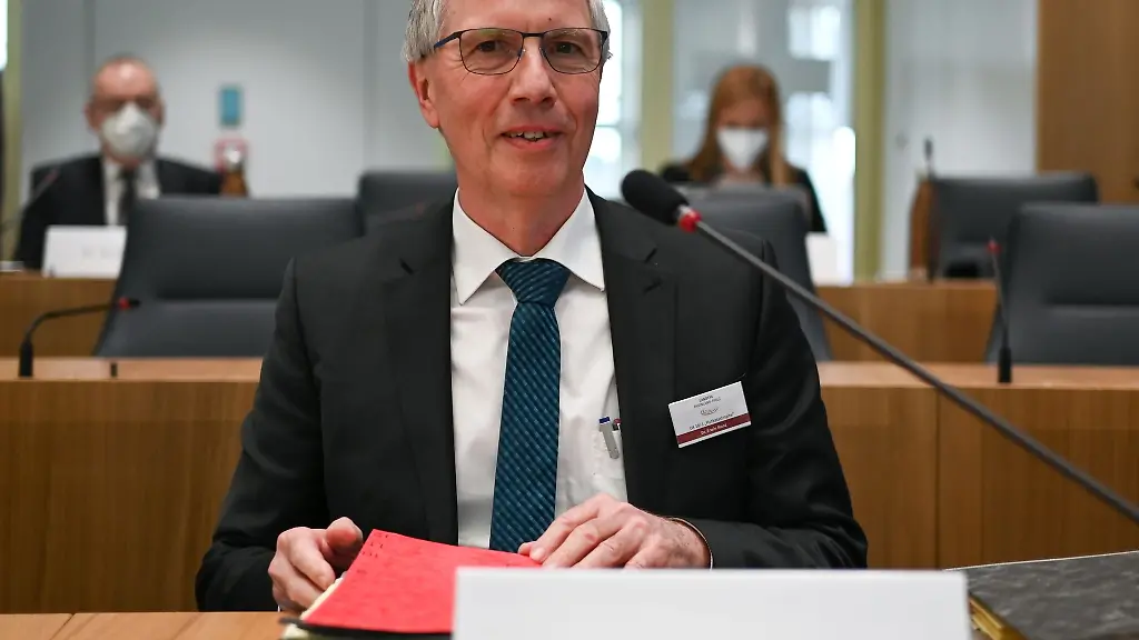 Erwin-Manz-Buendnis-90-Die-Guenen-sitzt-an-seinem-Platz-im-Untersuchungsausschuss