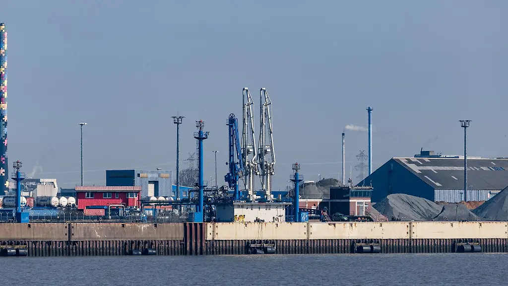 Blick-von-der-Elbe-auf-die-Kaianlagen-des-Hafens-Brunsbuettel