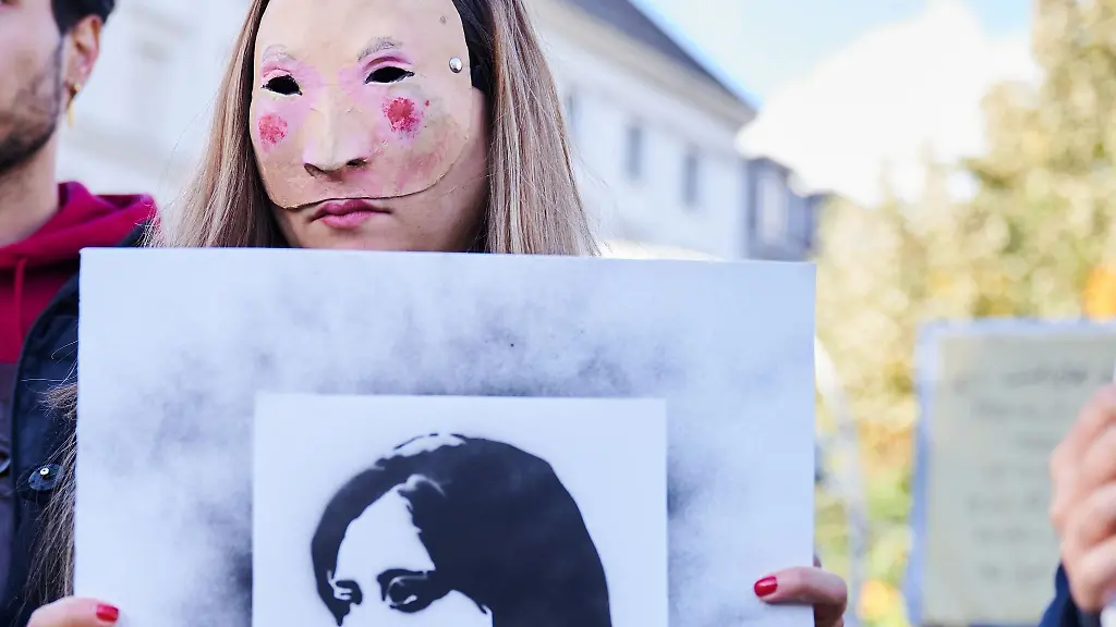 Demonstrantinnen-und-Demonstranten-halten-Schilder-auf-dem-Oranienplatz