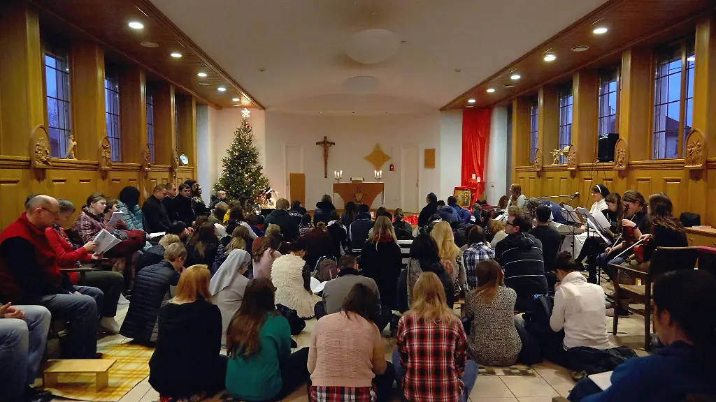 Teilnehmer-sitzen-bei-einer-Morgenandacht-waehrend-des-Taize-Treffens-2016-in-Riga-Lettland