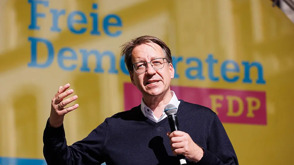 Stefan-Birkner-FDP-Spitzenkandidat-fuer-die-Landtagswahl-in-Niedersachsen
