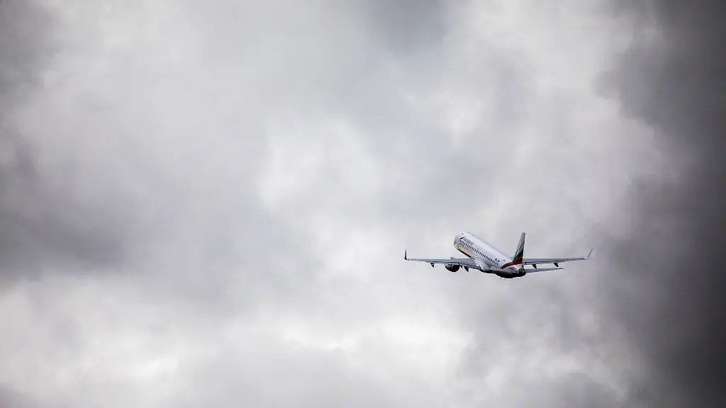 Ein-Flugzeug-mit-abgeschobenen-Menschen-hebt-vom-Baden-Airpark-ab