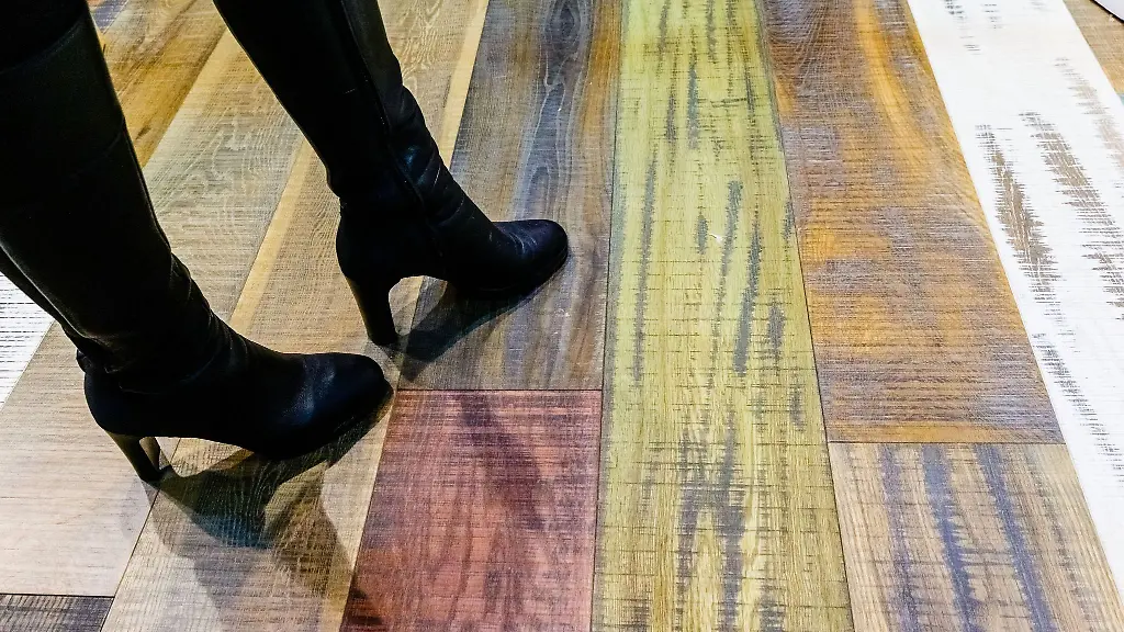 Farbige-Pflegeoele-bringen-die-Maserung-eines-Parkettbodens-besonders-zur-Geltung