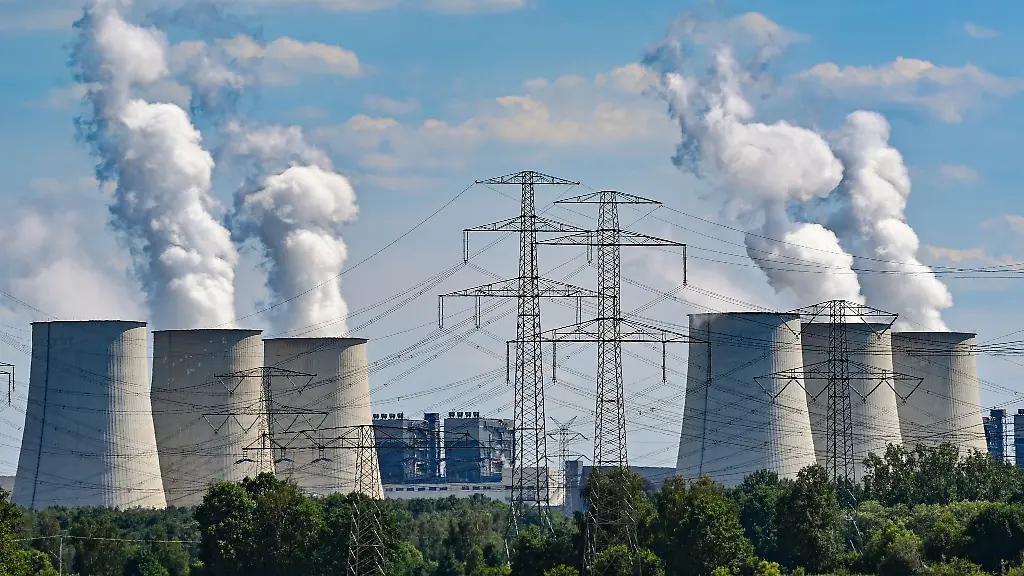 Wasserdampf-steigt-aus-den-Kuehltuermen-des-Kraftwerks-Jaenschwalde