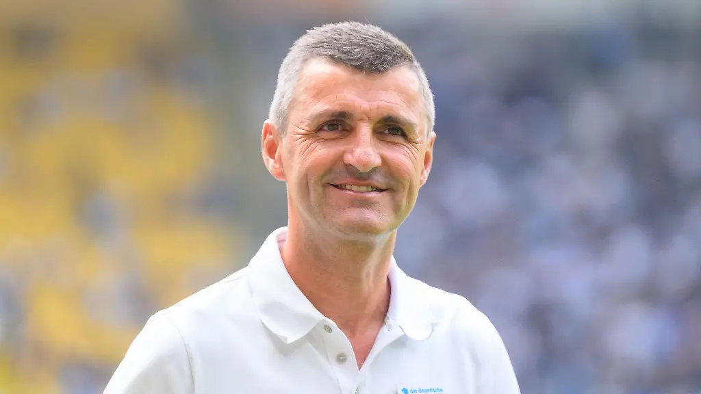 Muenchens-Trainer-Michael-Koellner-steht-im-Stadion
