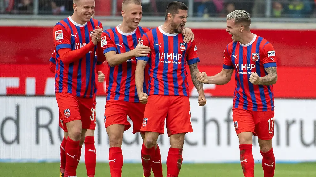 Heidenheims-l-r-Lennard-Maloney-Adrian-Beck-Marnon-Busch-und-Florian-Pick-jubeln