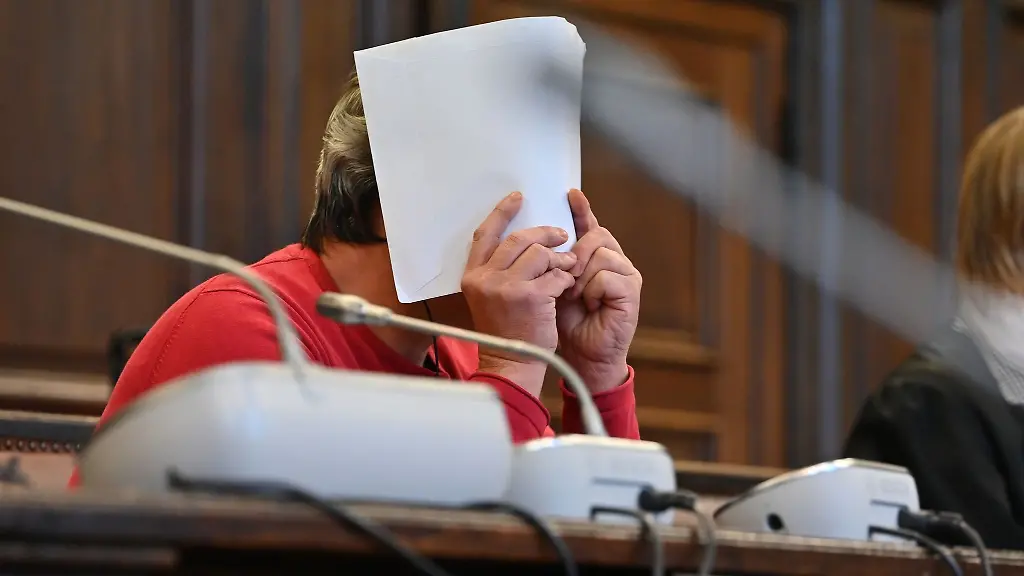 Der-Angeklagte-sitzt-vor-Beginn-der-Verhandlung-in-einem-Sitzungssaal-im-Strafjustizgebaeude