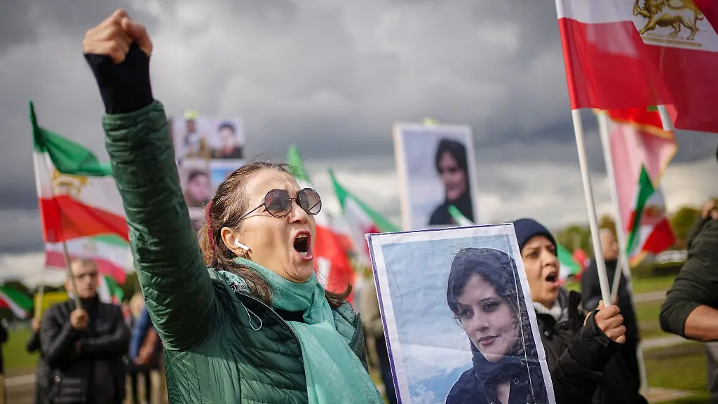 Mit-Plakaten-von-Masha-Amini-demonstrieren-Teilnehmer-fuer-Demokratie-und-Freiheit-im-Iran