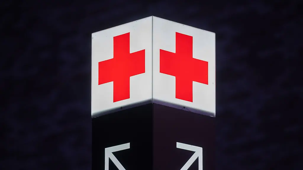 Ein-Pfeil-weist-den-Weg-zur-Notaufnahme-eines-Krankenhauses