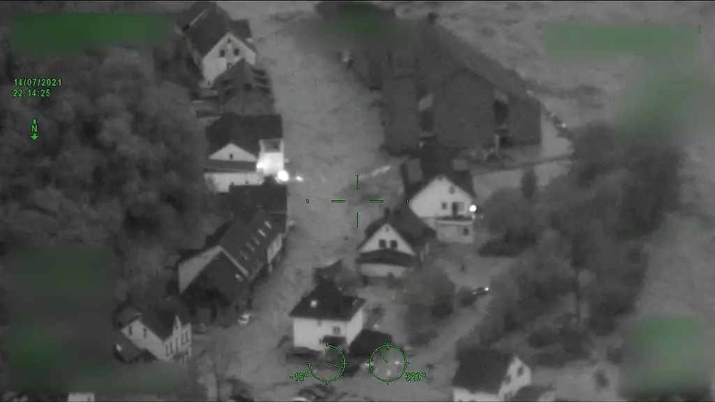 Haeuser-im-Ahrtal-sind-von-Wasser-eingeschlossen