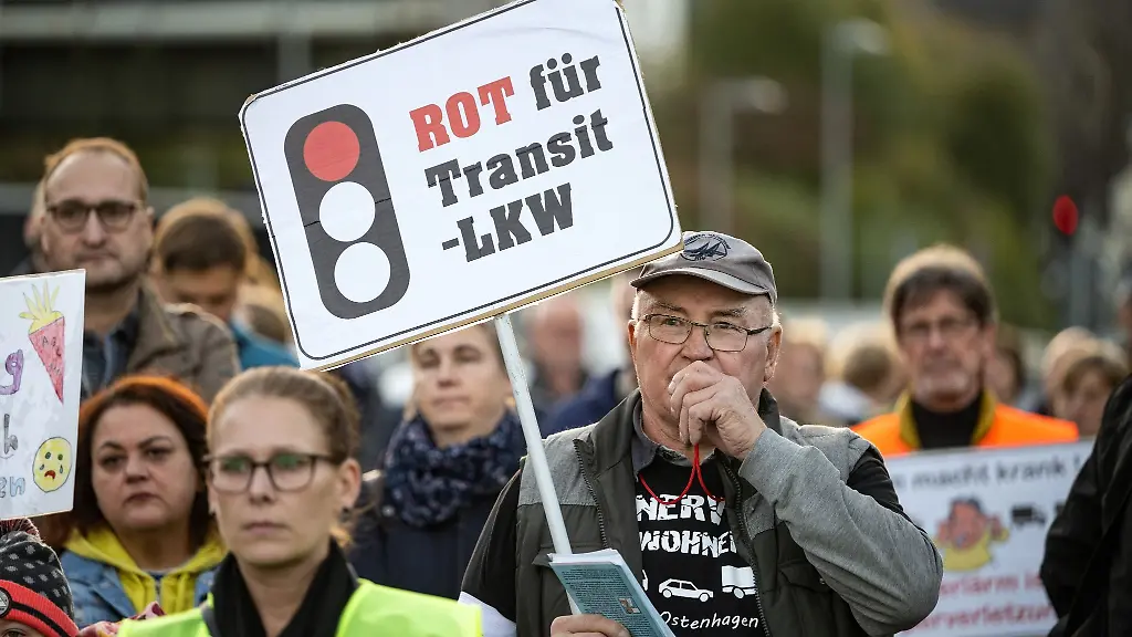 Die-Buergerinitiative-A45-Luedenscheid-protestiert-im-Ortsteil-Bruegge-gegen-den-Umleitungsverkehr