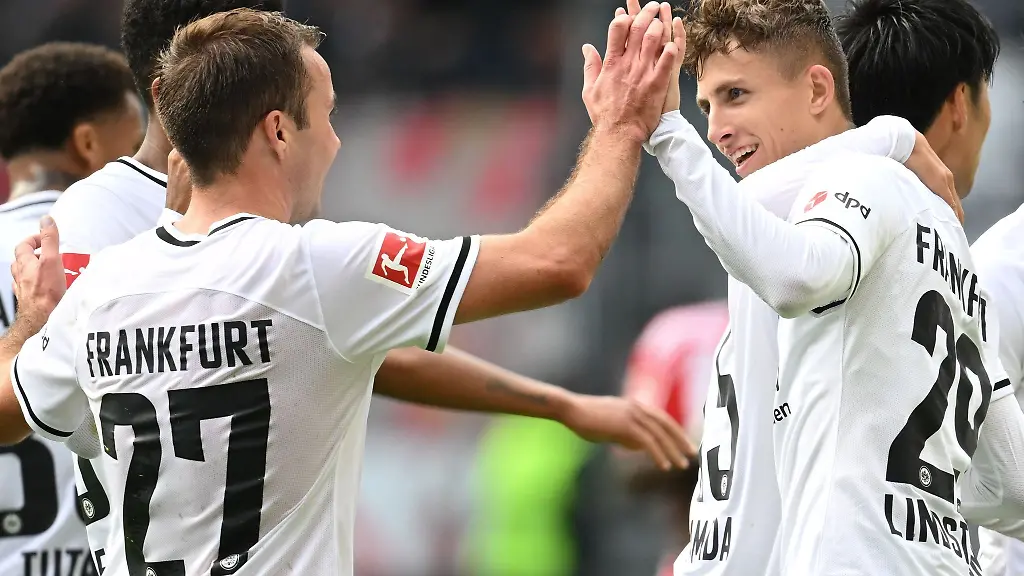 Mario-Goetze-l-und-Jesper-Lindstroem-jubeln-nach-einem-Tor