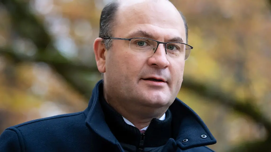 Albert-Fueracker-kommt-zu-einer-Pressekonferenz