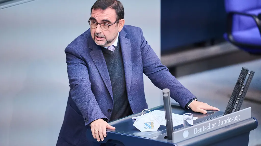 Klaus-Holetschek-spricht-bei-einer-Sitzung-des-Bundestags