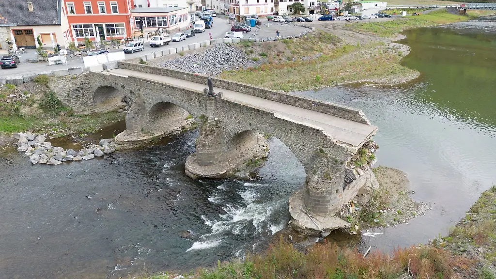Die-bei-der-Flut-zerstoerte-Bogenbruecke-erinnert-die-Bewohner-noch-an-die-Gewalt-der-Wassermassen