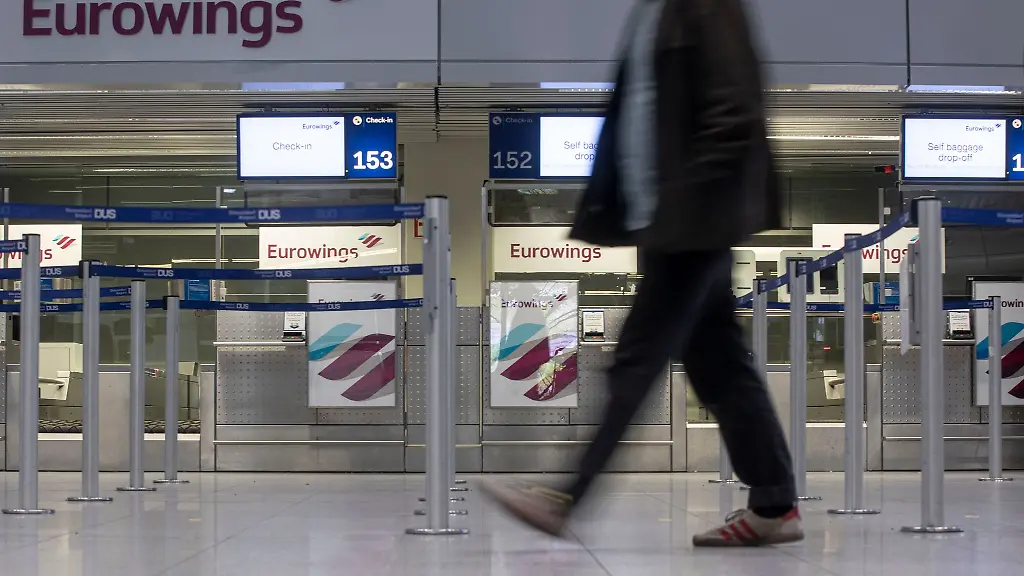 Leere-Check-In-Schalter-an-einem-Flughafen