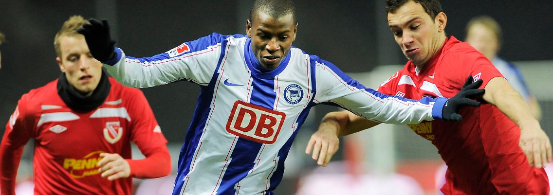 Die Verfolger sind dran: Herthas Raffael, hier beim 2:2 gegen Cottbus und Dreikampf mit Daniel Adlung, links, und Daniel Ziebig.