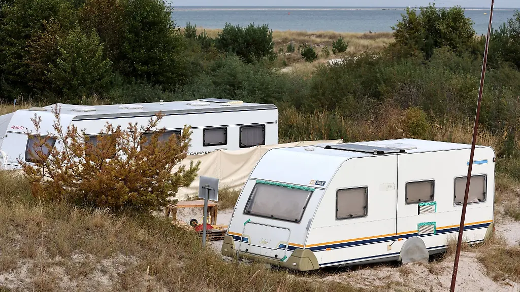 Im-Areal-I-der-Ferienanlage-Regenbogencamp-stehen-Wohnwagen-und-Zelte-in-den-Duenen
