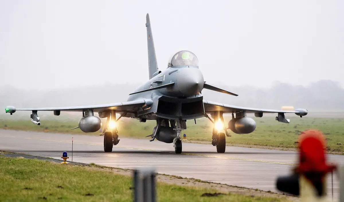 Ein-Kampfflugzeug-vom-Typ-Eurofighter-Typhoon-faehrt-am-Fliegerhorst-Wittmundhafen-ueber-das-Rollfeld