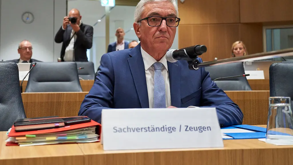 Innenminister-Roger-Lewentz-nimmt-als-Zeuge-im-U-Ausschuss-zur-Flutkatastrophe-teil