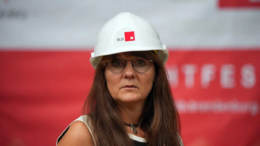 Katrin-Lange-SPD-Brandenburger-Ministerin-der-Finanzen-waehrend-des-Richtfestes