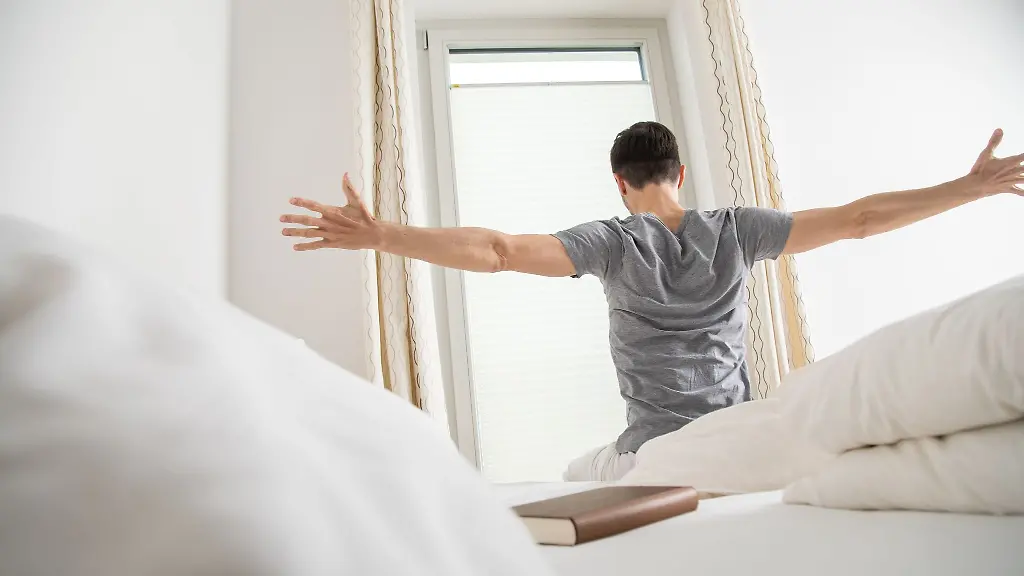 Licht-und-Bewegung-Diese-Faktoren-helfen-fuer-den-Arbeitstag-eher-wach-zu-werden-als-direkt-einen-Kaffee-zu-trinken