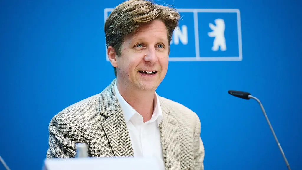 Daniel-Wesener-Buendnis-90-Die-Gruenen-Berliner-Senator-fuer-Finanzen-auf-einer-Pressekonferenz