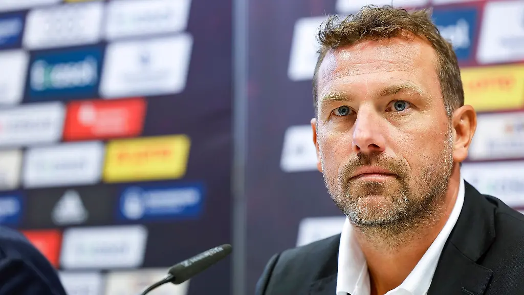 Der-neue-Nuernberger-Trainer-Markus-Weinzierl-waehrend-einer-Pressekonferenz