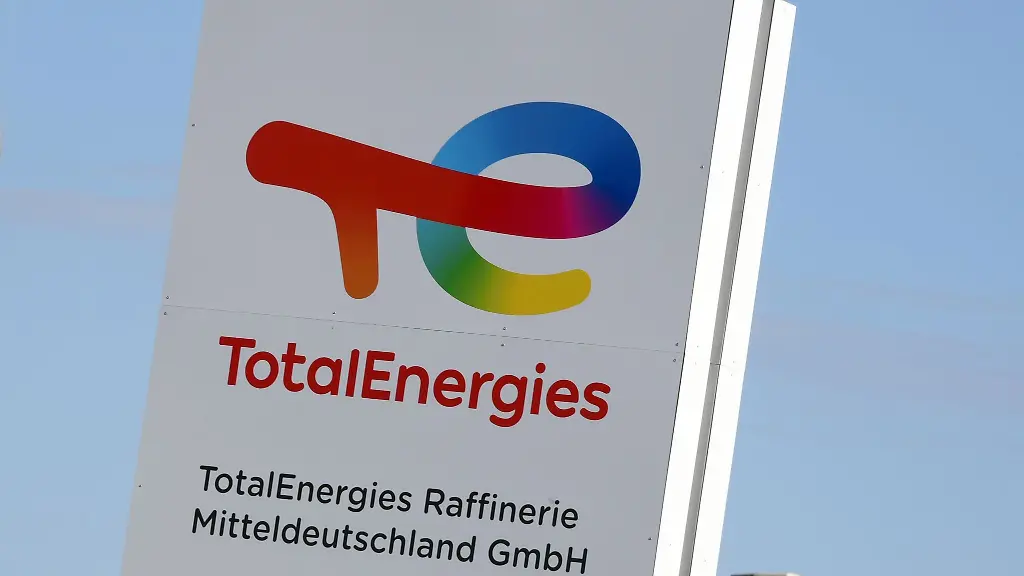 An-der-Einfahrt-zur-TotalEnergies-Raffinerie-Mitteldeutschland-GmbH-in-Leuna-steht-das-Logo-des-Unternehmens