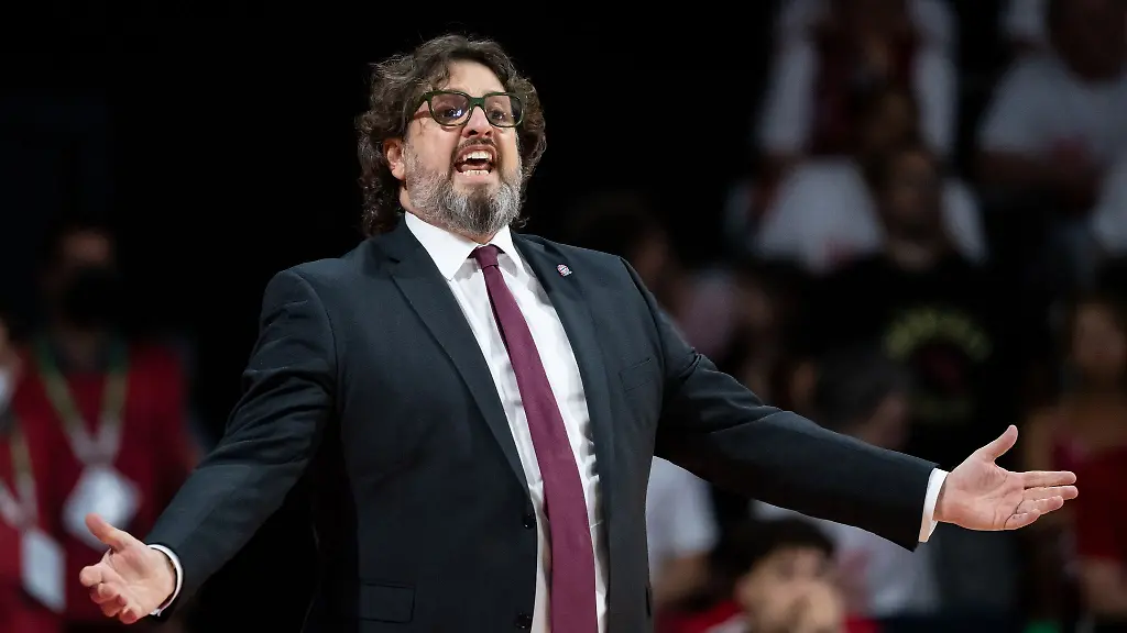 Der-Trainer-der-Basketballer-des-FC-Bayern-Muenchen-Andrea-Trinchieri-verfolgt-ein-Spiel-am-Spielfeldrand