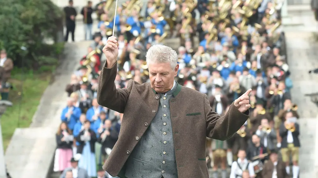 Dieter-Reiter-dirigiert-Blaskapellen-beim-Platzkonzert-der-Wiesnwirte-2022