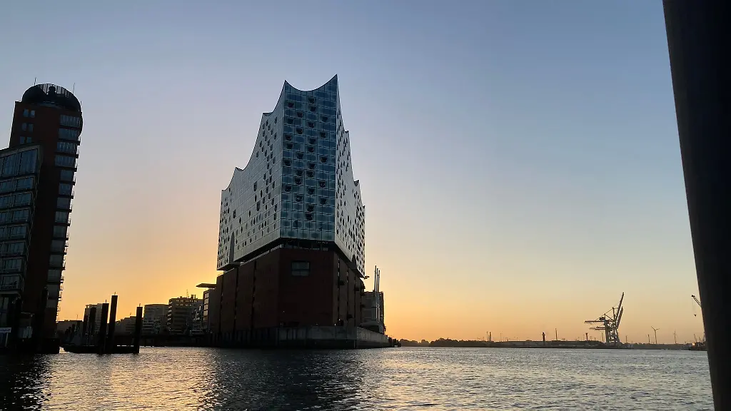 Die-Elbphilharmonie-ist-im-ersten-Sonnenlicht-zu-sehen