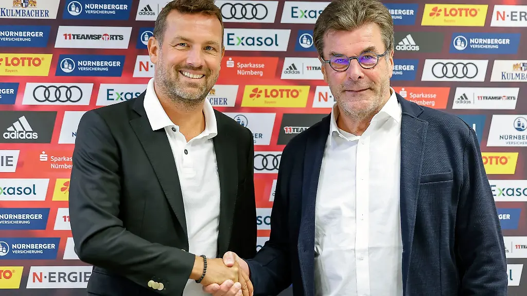 Sportvorstand-Dieter-Hecking-r-stellt-bei-einer-Pressekonferenz-Trainer-Markus-Weinzierl-vor