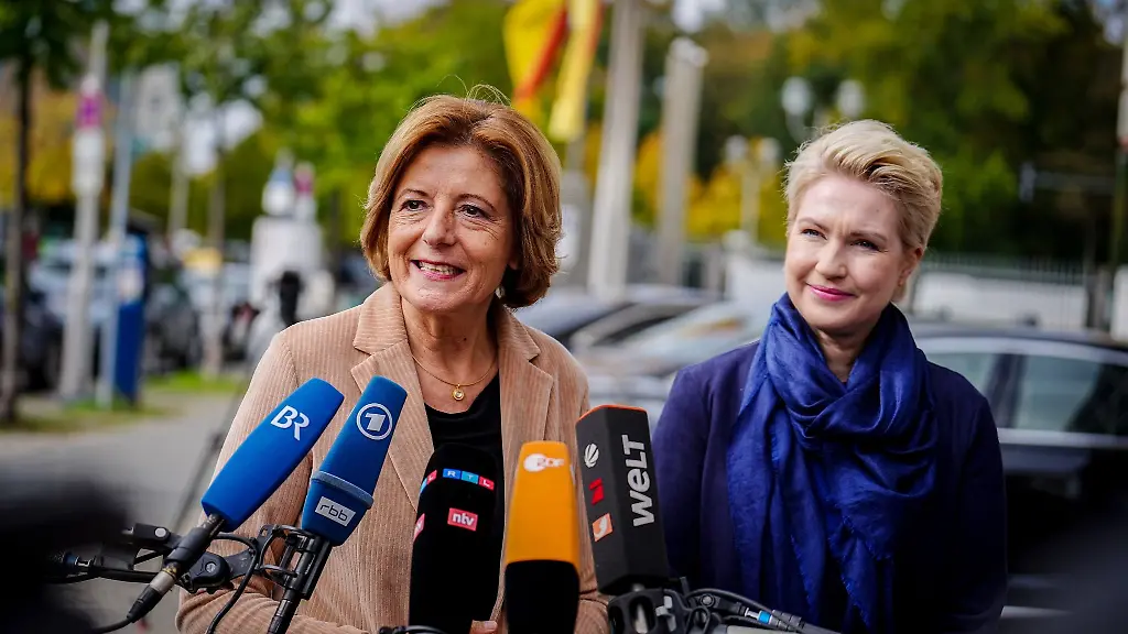 Malu-Dreyer-l-SPD-Ministerpraesidentin-von-Rheinland-Pfalz-und-Manuela-Schwesig-SPD-Ministerpraesidentin-von-Mecklenburg-Vorpommern