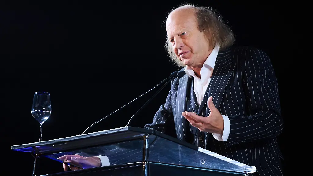 Arnulf-Rating-Kabarettist-spricht-waehrend-der-Gedenkfeier-fuer-den-Gruenen-Politiker-Hans-Christian-Stroebele-in-der-Arena-Berlin