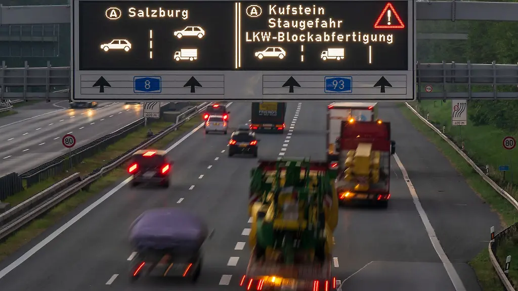 Ein-Verkehrsschild-mit-der-Aufschrift-Kufstein-Staugefahr-LKW-Blockabfertigung-steht-auf-der-A8