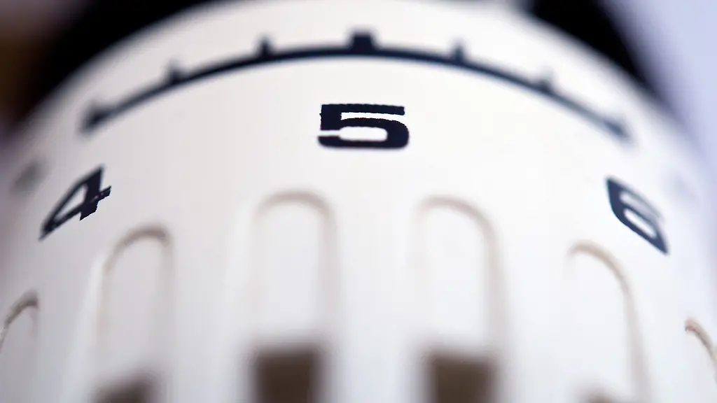 Wie-warm-soll-es-im-Zimmer-werden-Eine-hohe-Stufe-am-Thermostat-fuehrt-zwar-zu-einer-hohen-angepeilten-Raumtemperatur-Aber-schneller-geht-das-Heizen-nicht